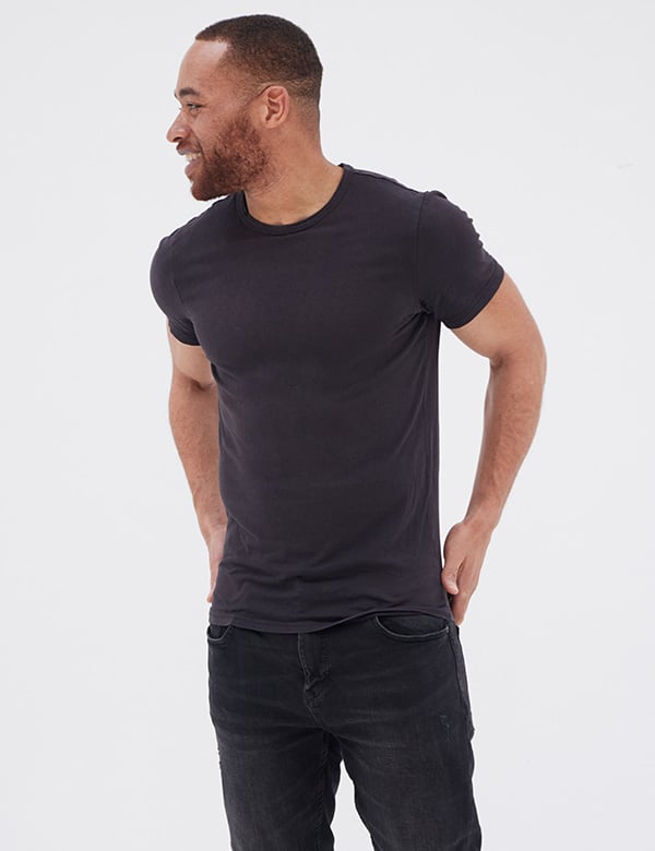 Mannelijk model met bruin haar en donkerbruine ogen Kevin Ma.