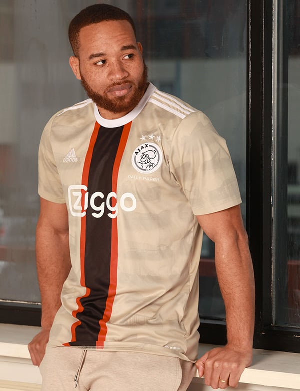 Mannelijk model met bruin haar en donkerbruine ogen Kevin Ma.