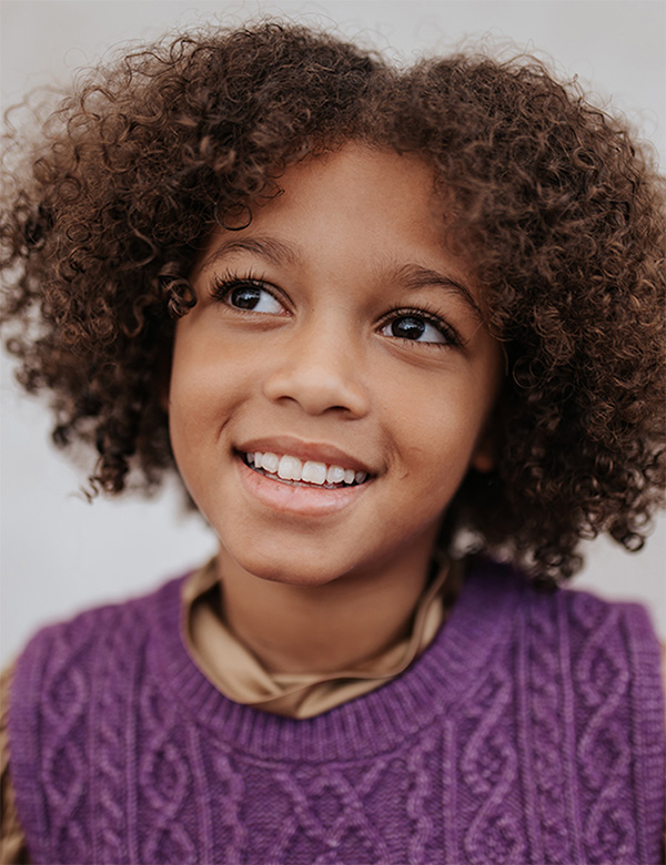 Kindermodel krullend haar kiki