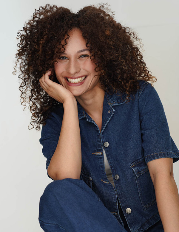 vrouwelijk model met krullend haar Kiki J.