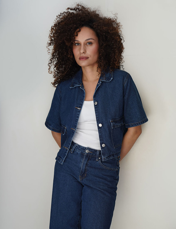 vrouwelijk model met krullend haar Kiki J.