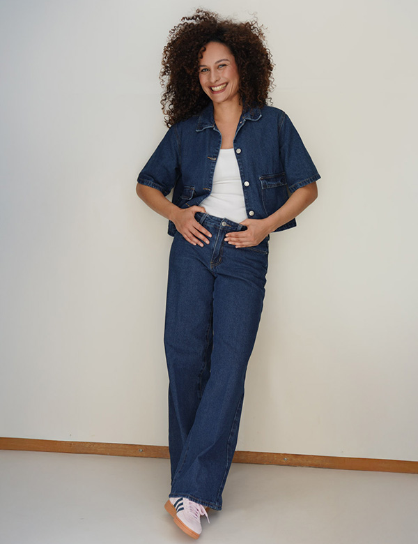 vrouwelijk model met krullend haar Kiki J.
