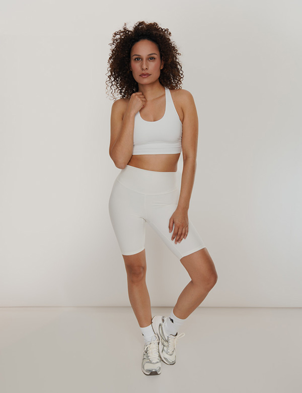 vrouwelijk model met krullend haar Kiki J.