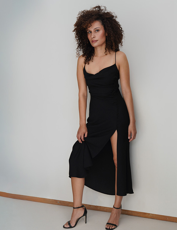 vrouwelijk model met krullend haar Kiki J.