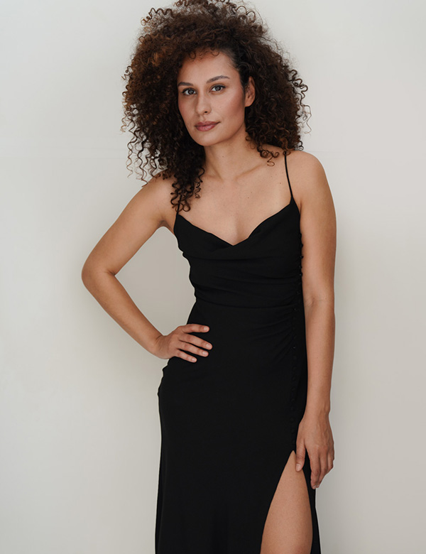 vrouwelijk model met krullend haar Kiki J.