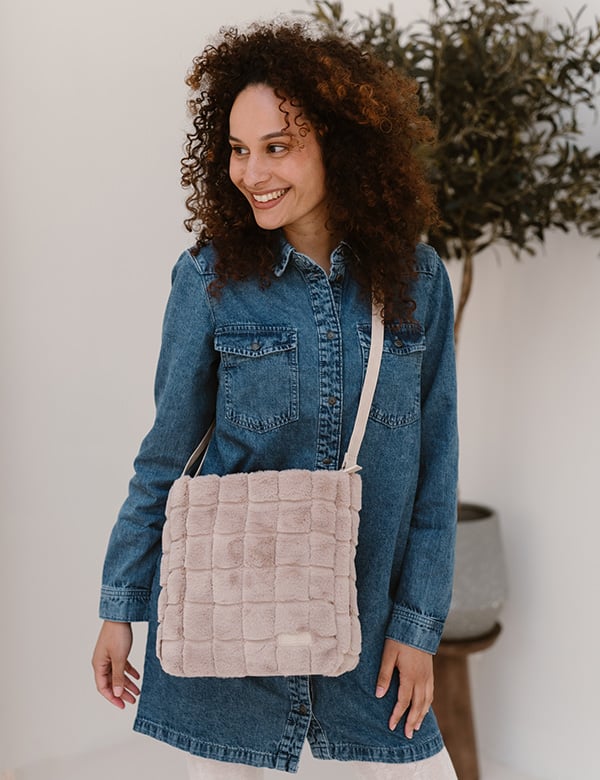 Vrouwelijk model met krullend donker haar Kiki J.