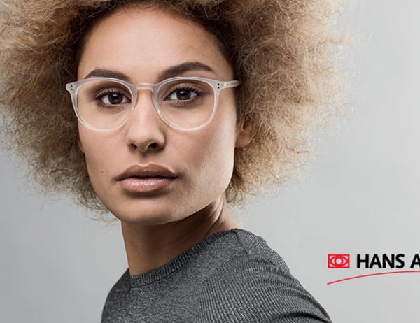 vrouwelijk model met krullend haar Kiki J.