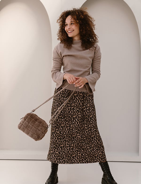 Vrouwelijk model met krullend donker haar Kiki J.