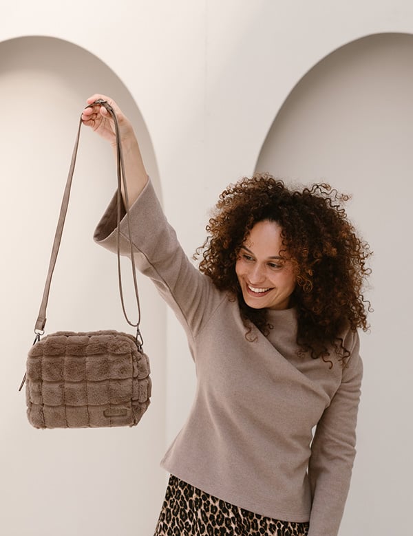 Vrouwelijk model met krullend donker haar Kiki J.