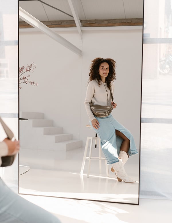 Vrouwelijk model met krullend donker haar Kiki J.