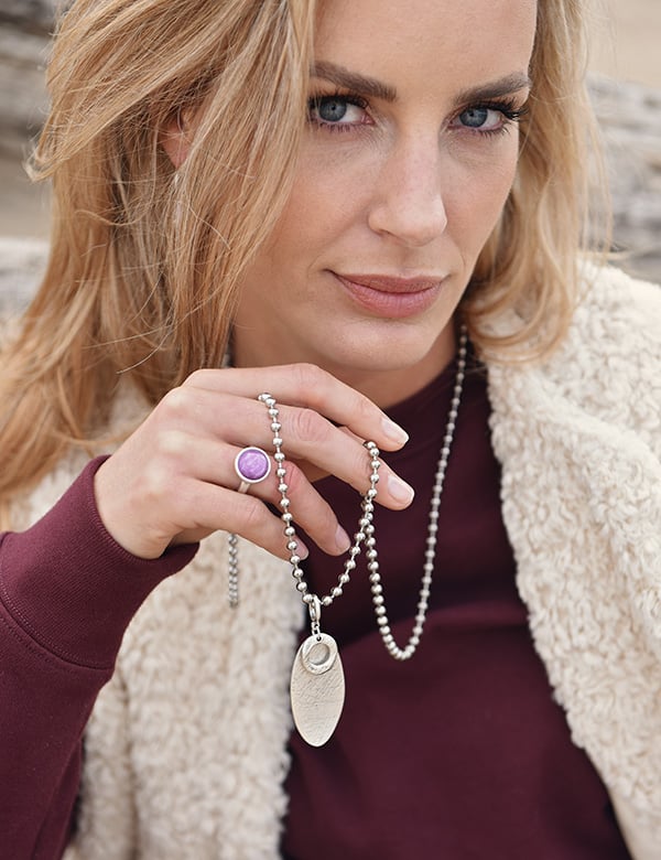 Vrouwelijk model met blond haar Kim Ba.