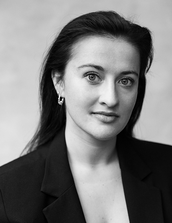 Vrouwelijk model met donkerbruin haar.