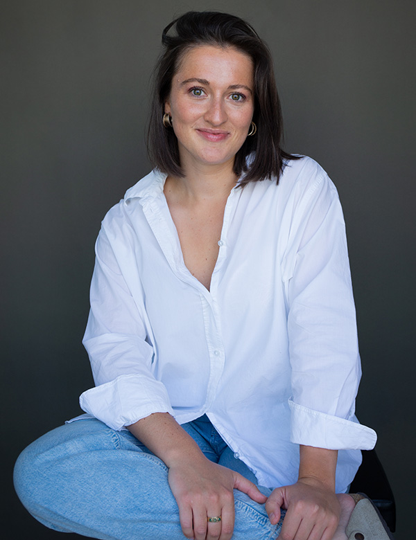 Vrouwelijk model met kort bruin haar Kim R.