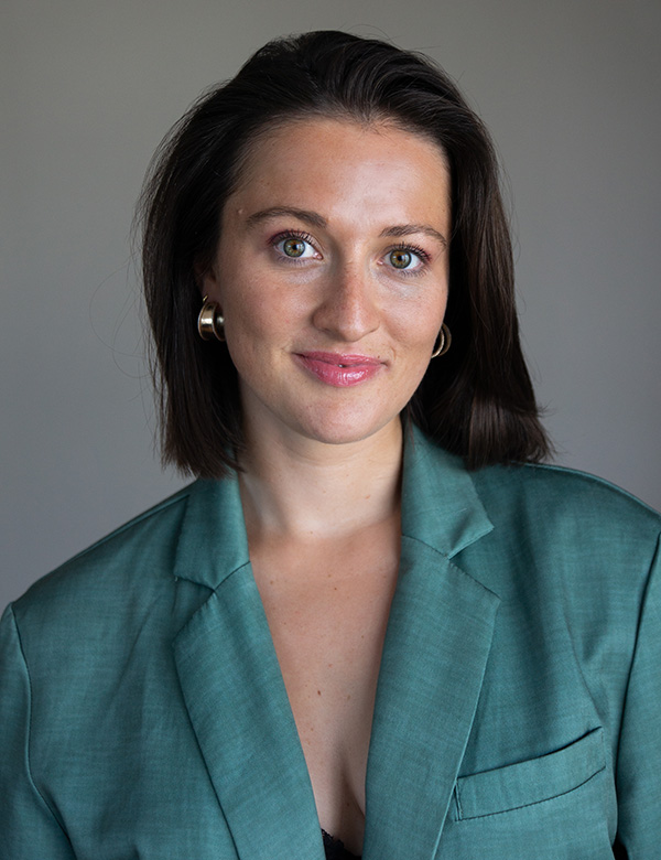 Vrouwelijk model met kort bruin haar Kim R.