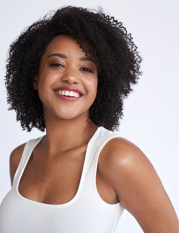 Vrouwelijk model met bruin krullend haar