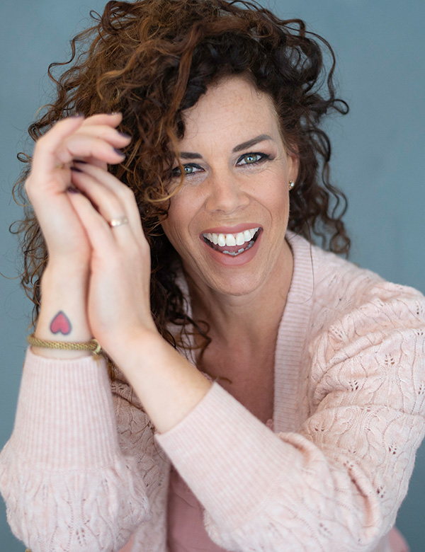 Vrouwelijk model met krullen Kiona