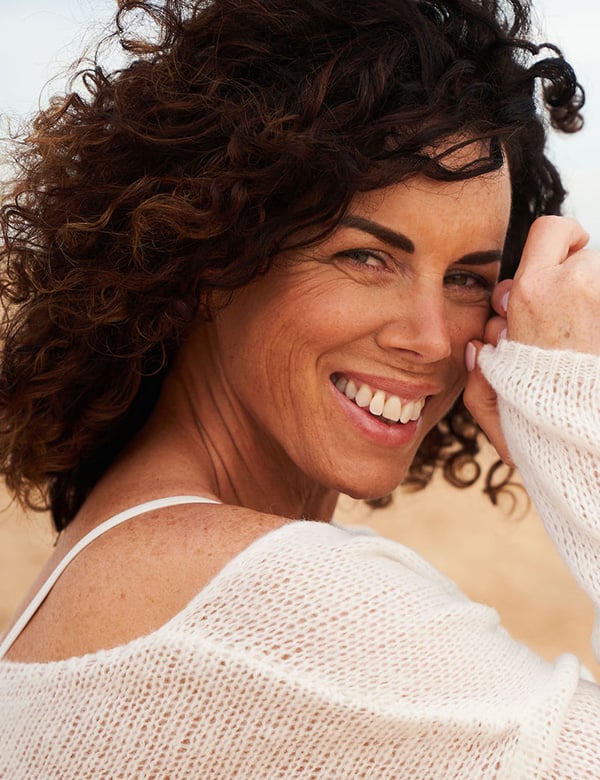 Model Vrouwelijk model met donkerbruin haar kiona