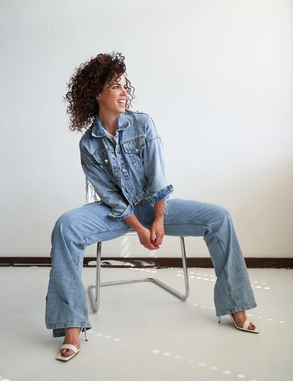 Vrouwelijk model met donkerbruin haar Kiona