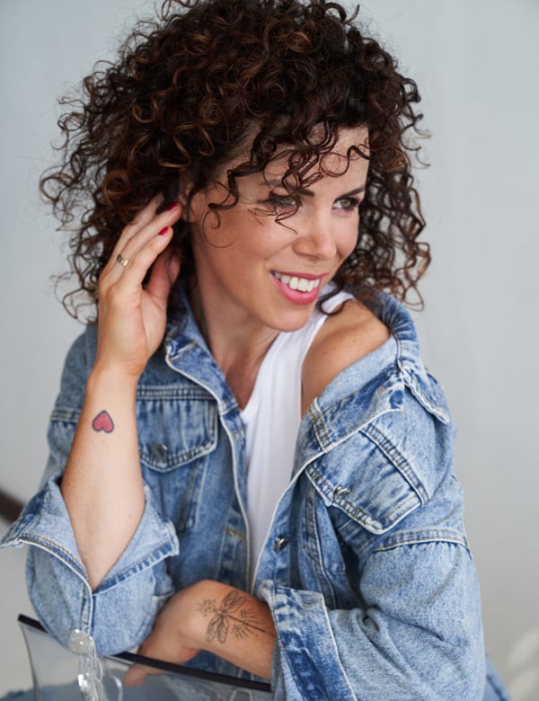 Vrouwelijk model met donkerbruin haar Kiona