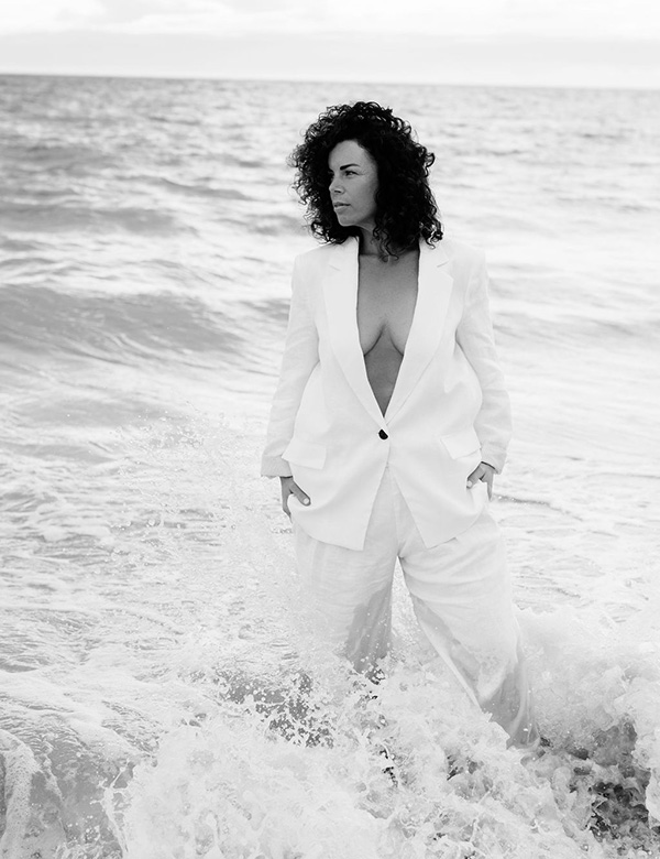 Vrouwelijk model met donkerbruin haar Kiona