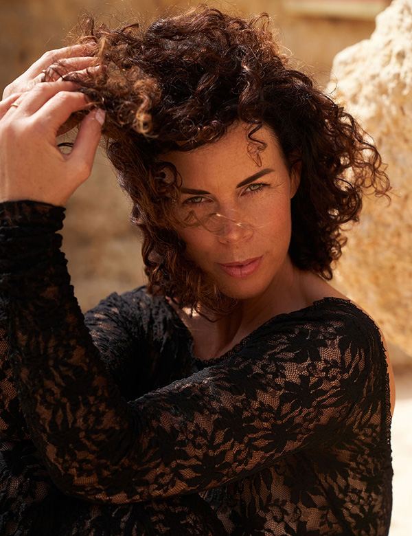 Vrouwelijk model met donkerbruin haar Kiona