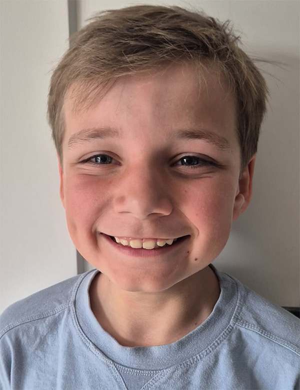 Kindermodel met blond haar koot
