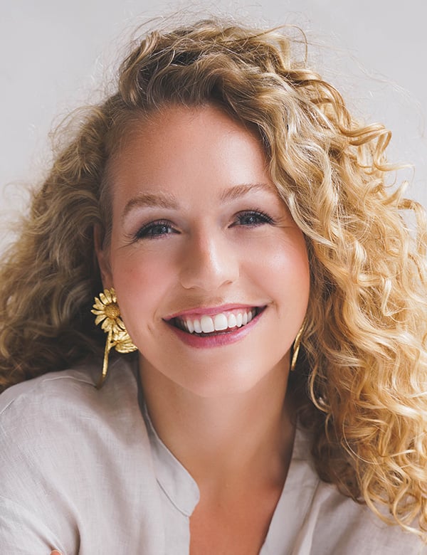 Vrouwelijk model met blond krullend haar laila