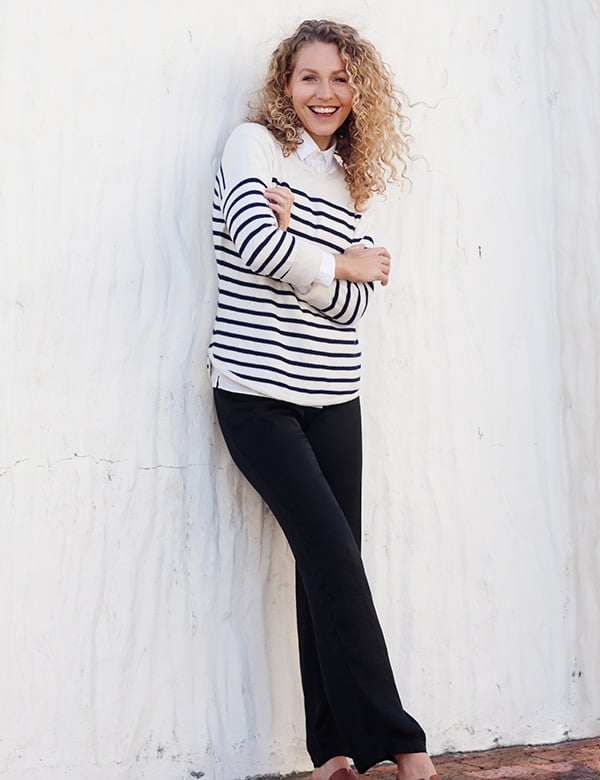 Vrouwelijk model met blond krullend haar Laila