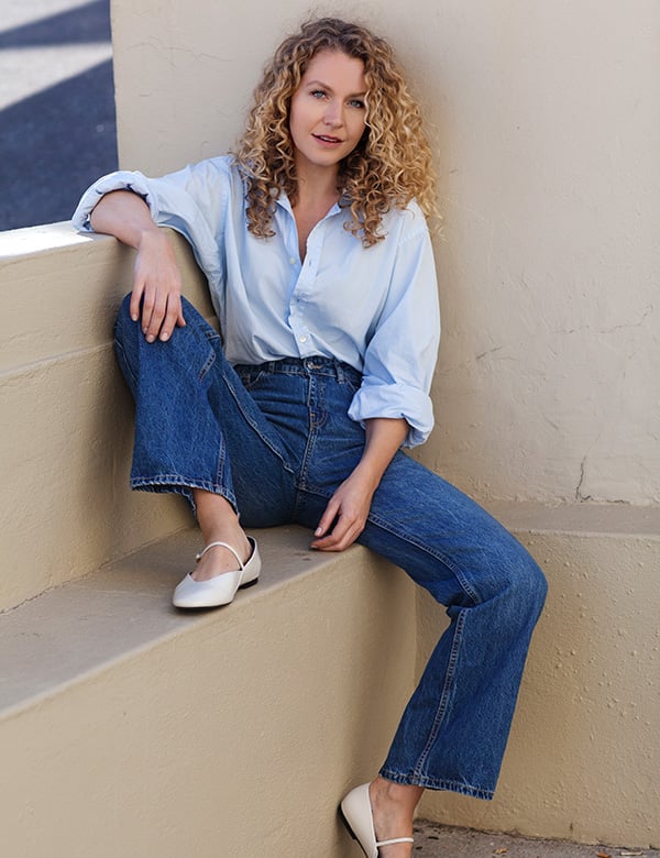 Vrouwelijk model met blond krullend haar Laila