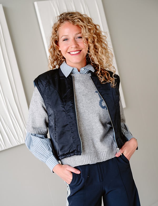 Vrouwelijk model met blond krullend haar Laila T.
