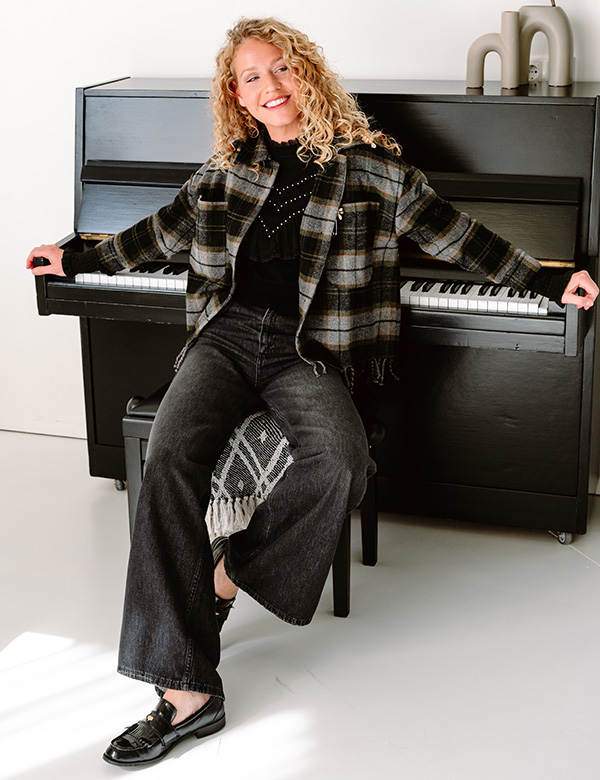 Vrouwelijk model met blond krullend haar Laila T.
