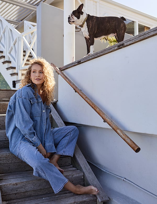 Vrouwelijk model met blond haar Laila