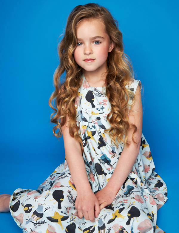 Kindermodel met lang donkerblond haar Lara