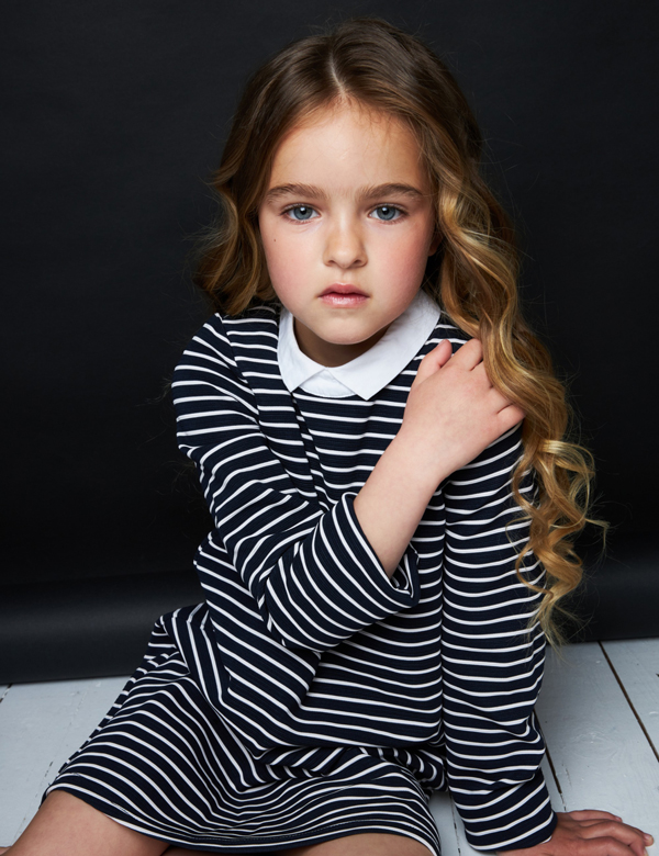 Kindermodel met lang donkerblond haar Lara