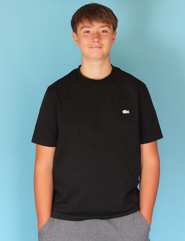 Lars is een kindermodel met bruin haar en bruine ogen