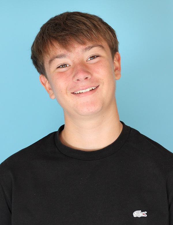 Lars is een kindermodel met bruin haar en bruine ogen