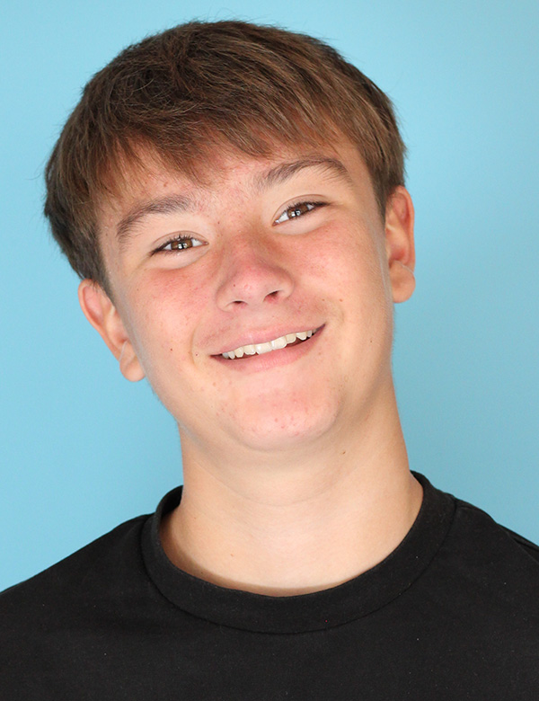 Lars is een kindermodel met bruin haar en bruine ogen