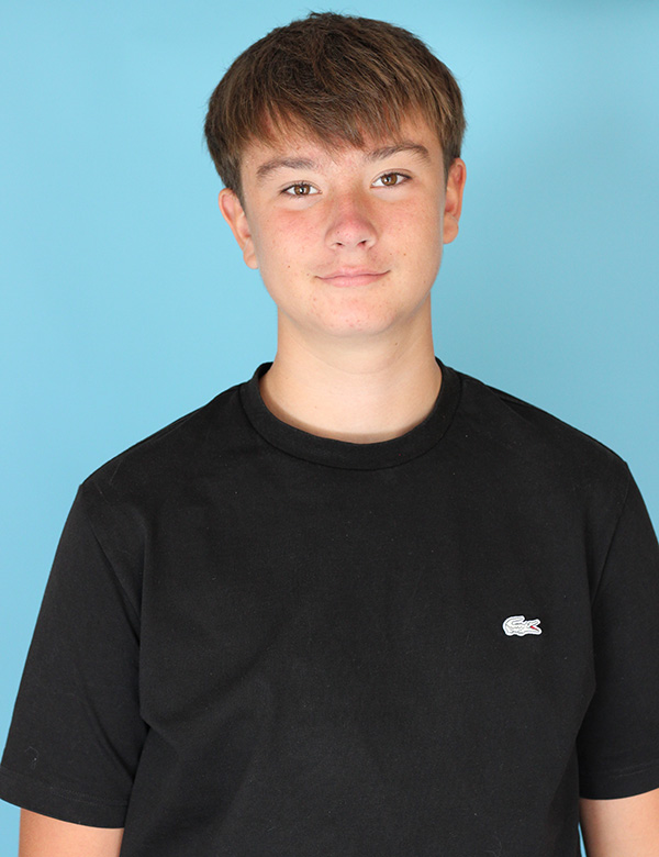 Lars is een kindermodel met bruin haar en bruine ogen