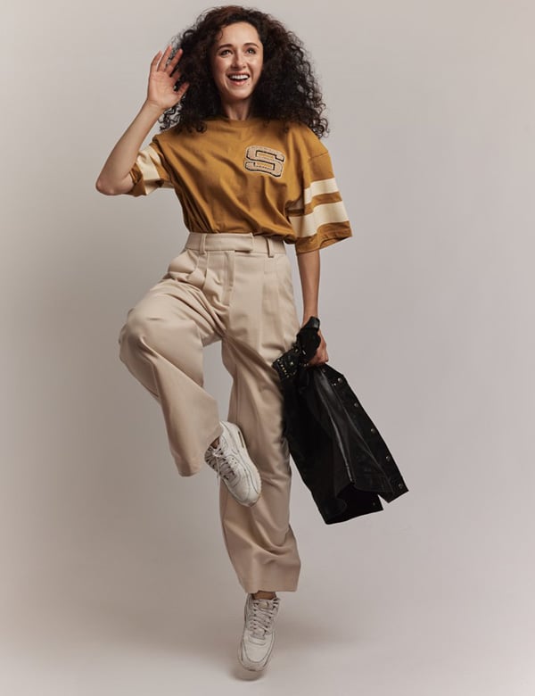 Vrouwelijk model met krullen Laura