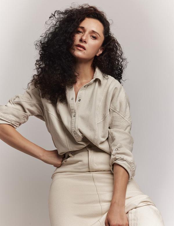Vrouwelijk model met krullen Laura