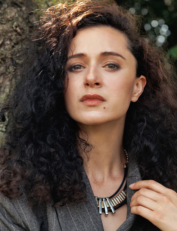 Vrouwelijk model met krullen Laura
