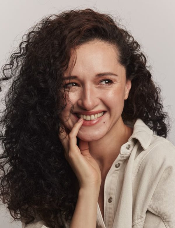 Vrouwelijk model met krullen laura