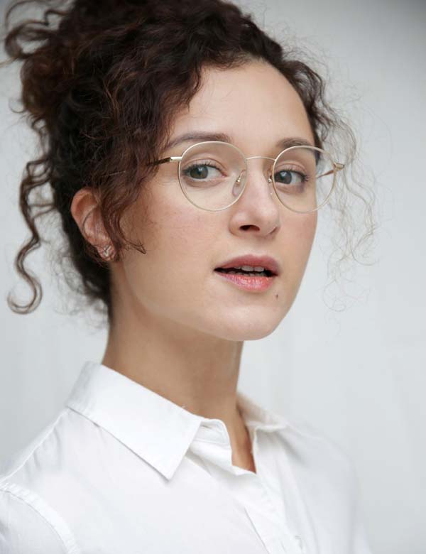 Vrouwelijk model met krullend haar