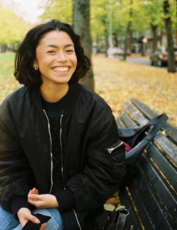Vrouwelijk model met kort zwart haar Lauren J.