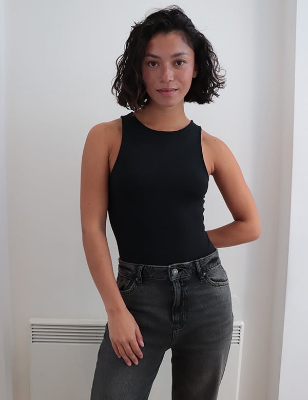 Vrouwelijk model met kort zwart haar Lauren J.