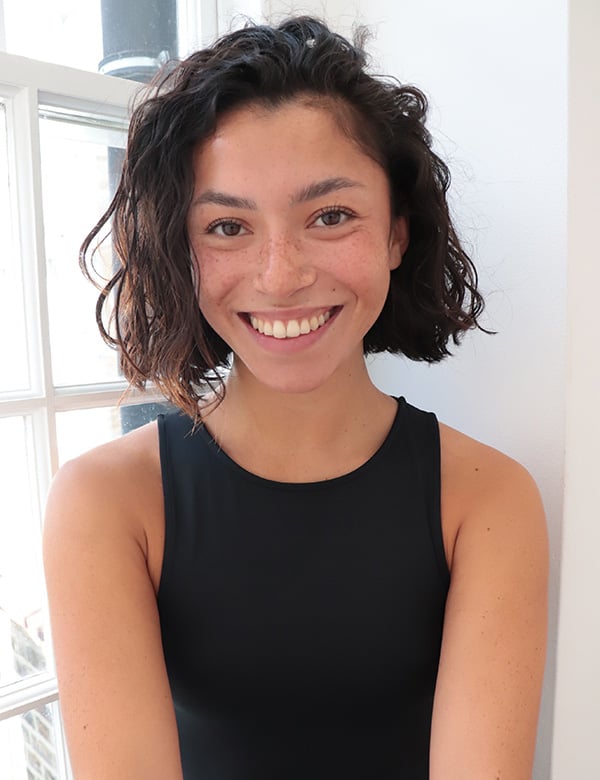 Vrouwelijk model met kort zwart haar Lauren J.
