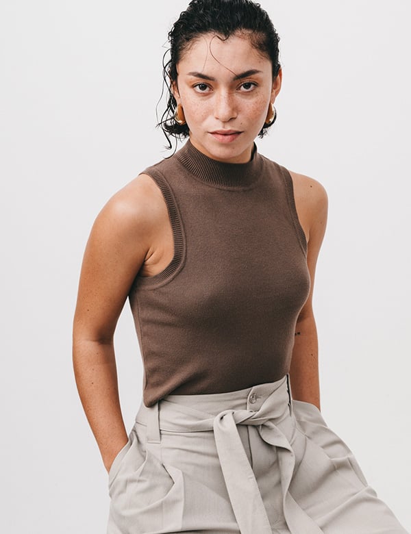 Vrouwelijk model met kort zwart haar Lauren J.