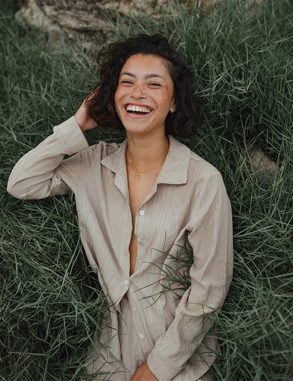 Vrouwelijk model met donkerbruin haar Lauren