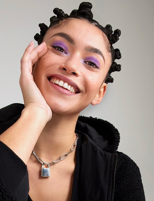 Vrouwelijk model met bruin haarLauren