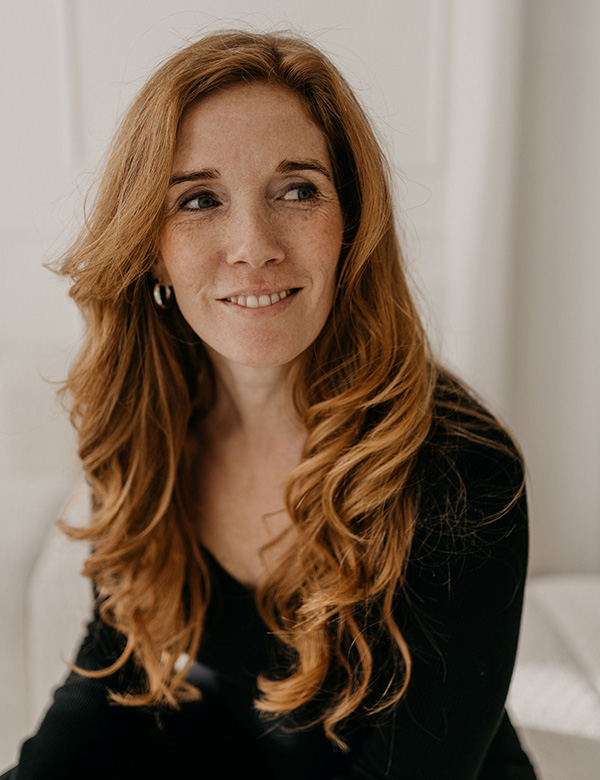 Vrouwelijk model met rood haar Le B.